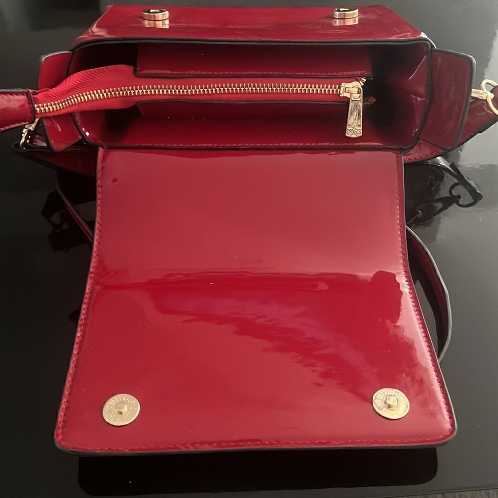 Like New beautiful vegan red pattern crossbody bag - Picture 3 of 11